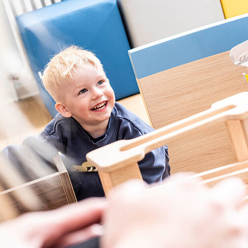Ein kleines Kind wird freundlich während der psychiatrischen Sprechstunde betreut.
